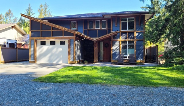 Large Luxury Lakeside Suite for up to 6 People