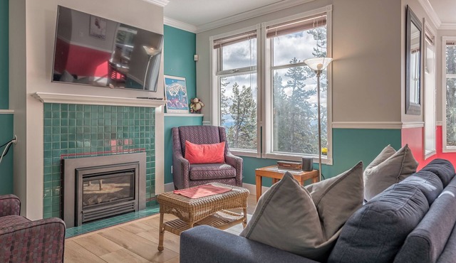 Large suite on the Knoll in a cul-de-sac w/a private hot tub and pet friendly!