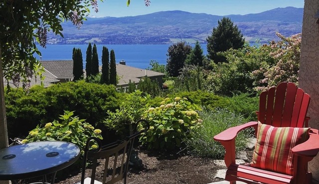 Legal 1 bedroom Guest Suite for two, with lake views & walk to wineries.