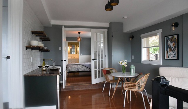 Les Chambres Roses B&B - Green Room (Private Suite with Lake View)
