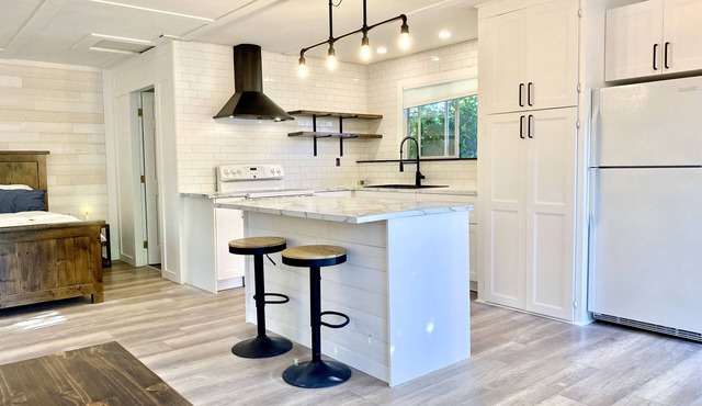 Lil Q Modern Cottage - 3 min from the beach!
