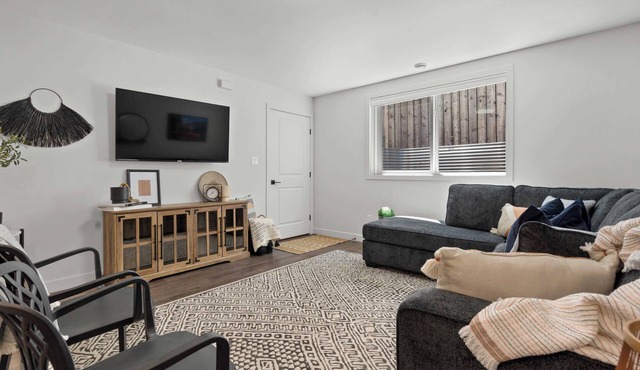 Livingston Way | Family-Friendly Retreat | 55" TV!