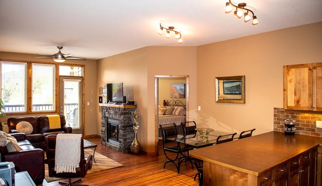 Location Location! 2bd2ba Condo in the heart of Downtown Invermere!