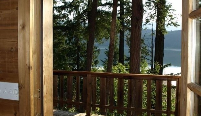Loft Cabin on 100acr Property on Arrow Lake Beach and Privacy