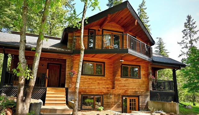 Log House on 5 Acres - pet friendly, A/C, BBQ, laundry, hike and bike trails