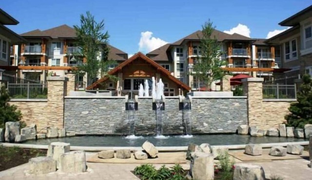 Lovely 2 BR/2 BA Pool Hot Tubs Downtown Waterscapes Walk to Waterfront/Dining