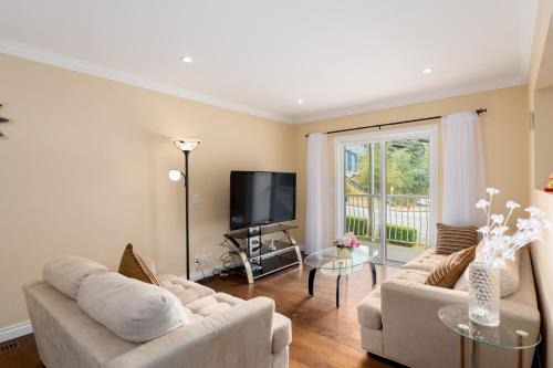 LOVELY 3 bedroom PORT MOODY spacious home 6 people free parking