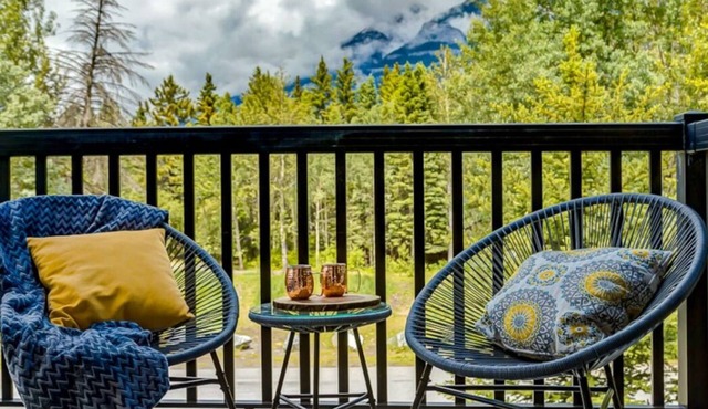 Lovely 3BR condo with Hot Tub at the Edge of Canmore
