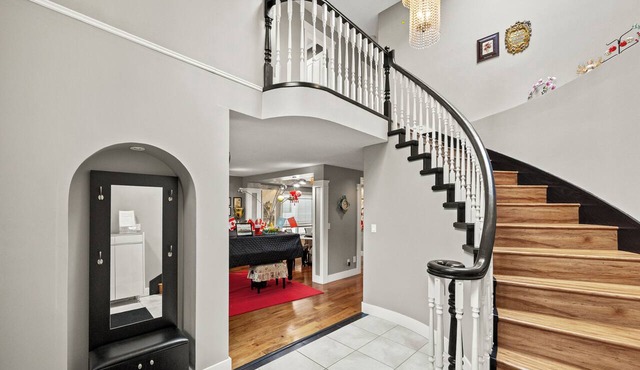 Lovely 4-bedroom house in Vancouver- Walk 9 Mins SkyTrain & Near YVR