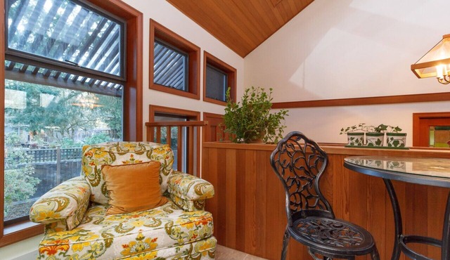 Lovely Room with Romatic Fireplace 5 Minutes from Victoria International Airport in Sidney