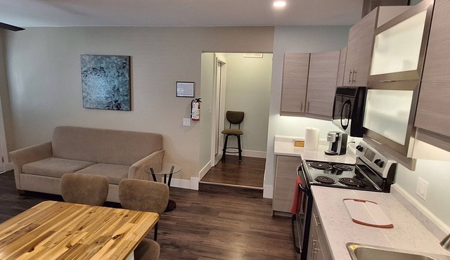 Lovely welcoming Guest Apartment in Kelowna, BC. Beach 10 Min. Big White 35 Min