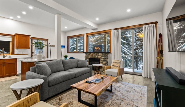 Lrg 1 Bedroom Suite -Bike Storage-Private Hot Tub!