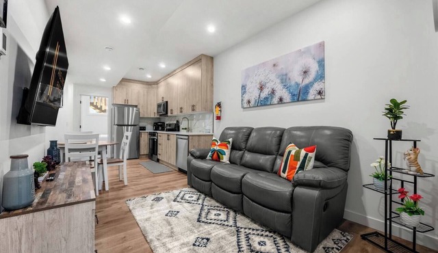 Luna | Bright | Close to Airport & Trails | Pets