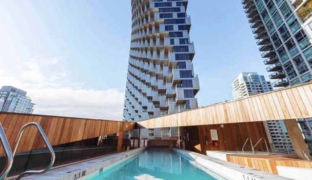 Lux 1 bdrm private condo in Vancouvers most iconic building w AC and pool/gym