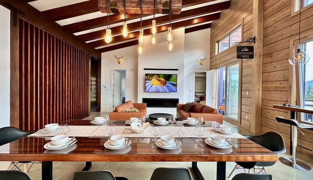 Luxury Alpine Retreat - Hot Tub & Sauna - Sleeps 16 - Cliffhanger Chalet
