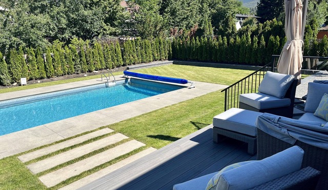 LUXE 5 Bedroom Kelowna Home with Pool