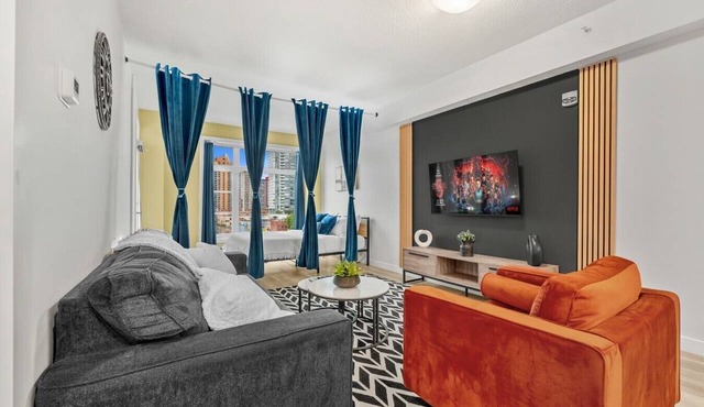 Luxe Downtown Getaway W/2 Free Parking!
