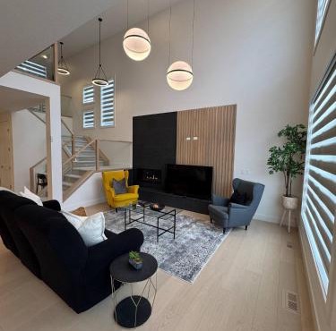 Luxe Elite Escape 8 bdrm near Lake in Chestermere
