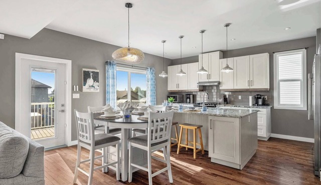 Luxe & Lake 6BR Getaway Hot Tub Near the Lake in Sylvan Lake