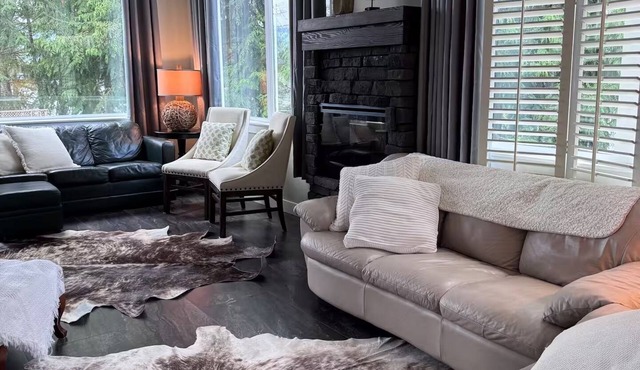 Luxe two-storey home provides a beautiful modern unique romantic getaway!