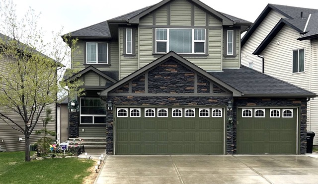 Luxurious 4 BR Home close to amenities in NW - Minutes to DT, Airport, Stampede
