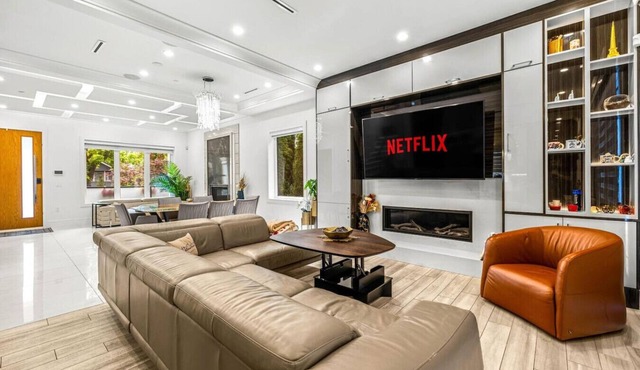 Luxurious 4BR| King Bed w/Jacuzzi+Sauna| Rooftop