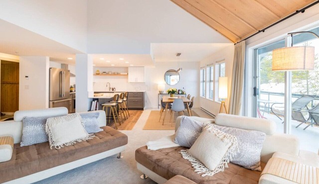 Luxurious 4BR: Patio/BBQ, 5 min to Village & Lakes