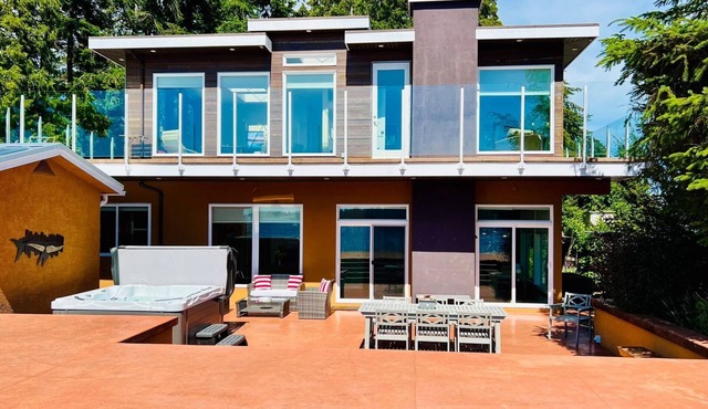Luxurious Beachfront Villa with private hot tub, huge deck, family/pet-friendly!