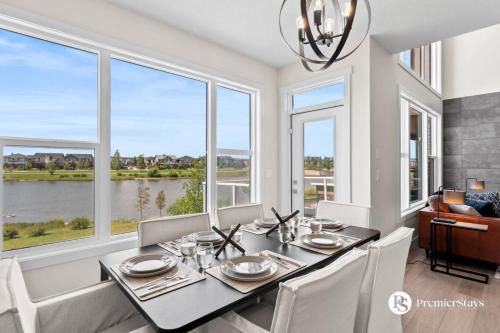 Luxurious Detached House with Private Garage, Lake View, Central AC & More