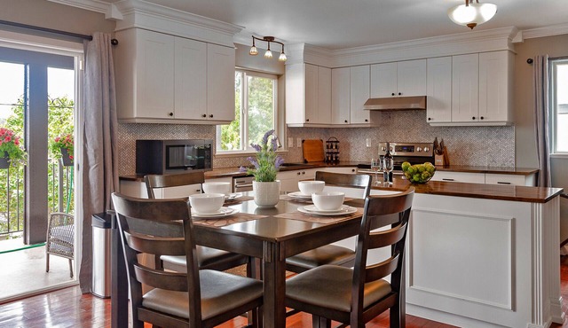 Luxurious Olympic View Suite 1400 Sq ft + Balcony