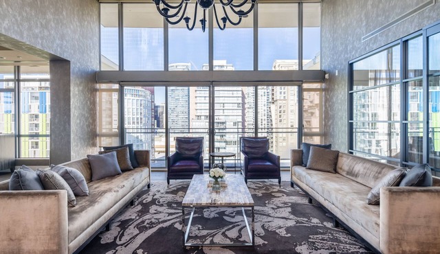 Luxurious Penthouse in Trendy Yaletown with Private Rooftop Pool