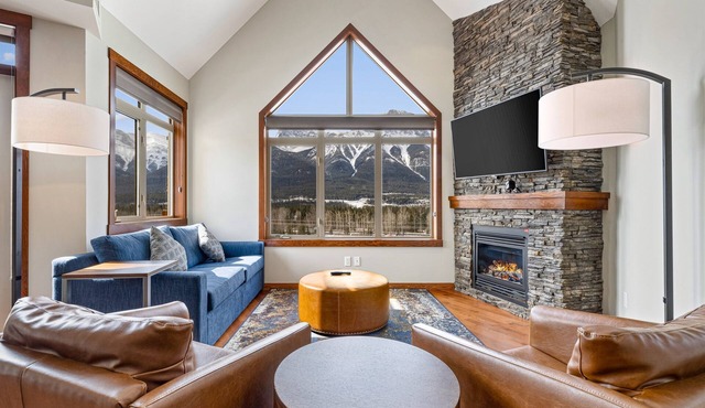 Luxurious Penthouse | Panoramic Views | Pool, Sauna & Hot Tub!