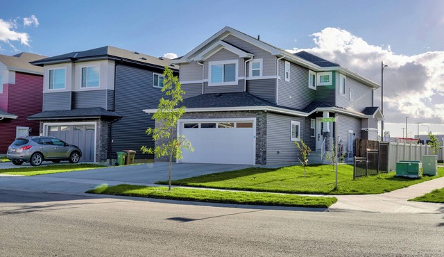 Luxurious Stylish 3-bedroom building in peaceful St. Albert with WiFi and Games