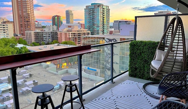 Luxury 2 Bed, Private XL Balcony Downtown, Free Parking