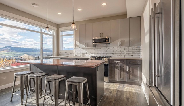 Luxury 2 bed suite just 4 minutes to downtown!