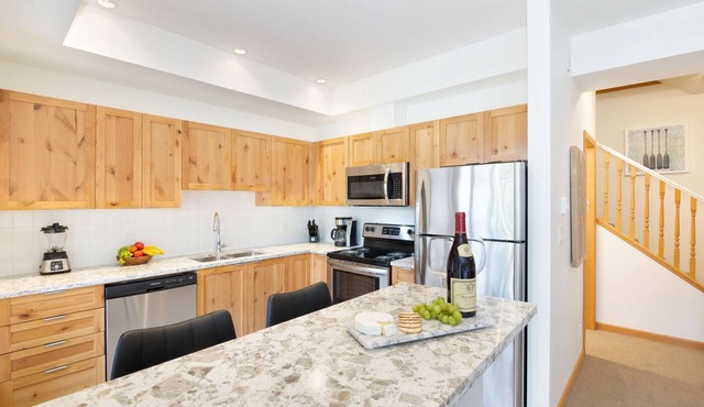 Luxury 2BR/2BA Townhouse- Pool, HT, Secure Bike Storage