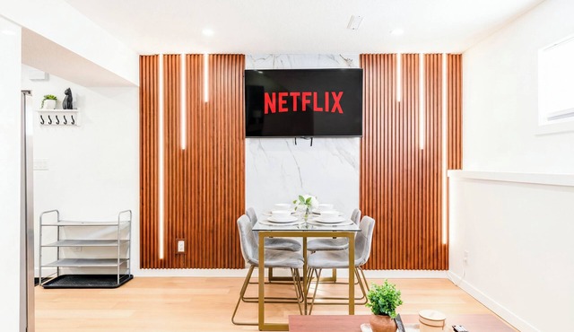 Luxury 2BR Guest Suite: Fast WiFi | BBQ | Rainfall Showers I Near Downtown