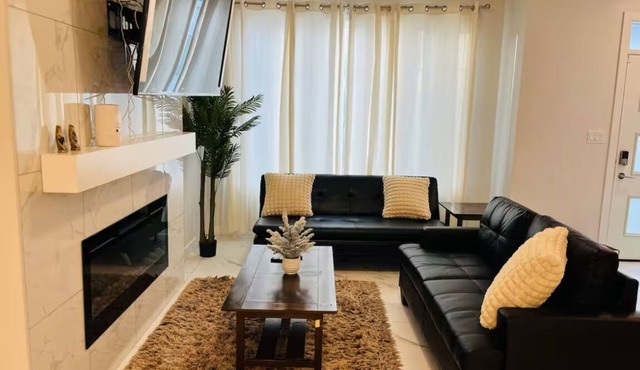 Luxury 3 Bedroom Home | Fireplace | 84” Pool Table| Air Conditioning| Garage