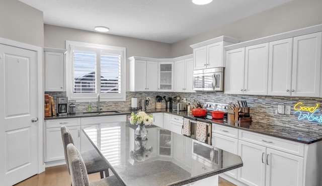 Luxury 3BR Home w/Theatre, Office & Master Spa