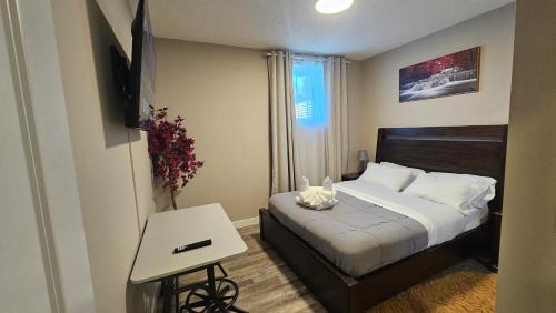 Luxury Basement Suite with 2 Bedrooms, 2 Queen Beds, Free Wi-Fi, and Free Parking