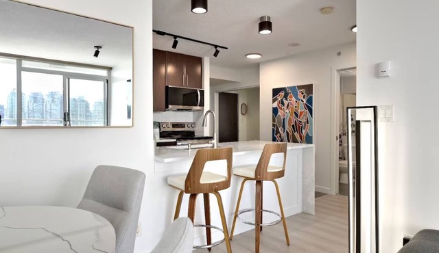 Luxury Condo Downtown Vancouver with free parking
