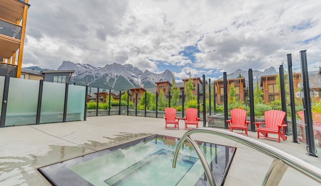 Luxury Corner Condo w/Mountain Views + Hot Tub