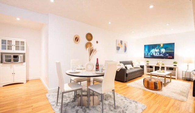 Luxury Cozy Suite 20min to Downtown Stampede +free Wifi+ Free Parking