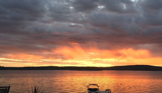 Luxury family retreat with room for 20 guests on beautiful Green Lake in Cariboo