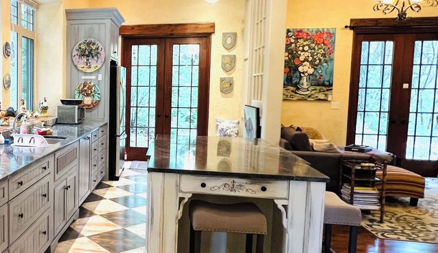 LUXURY FRENCH STYLED RETREAT SURROUNDED BY NATURE, BUTCHART GARDEN, HIKING!