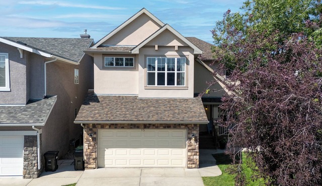 Luxury Home, 5 BR, 10 Beds, Crib, Sleeps 12, Office room, Play room, 12m to YYC.