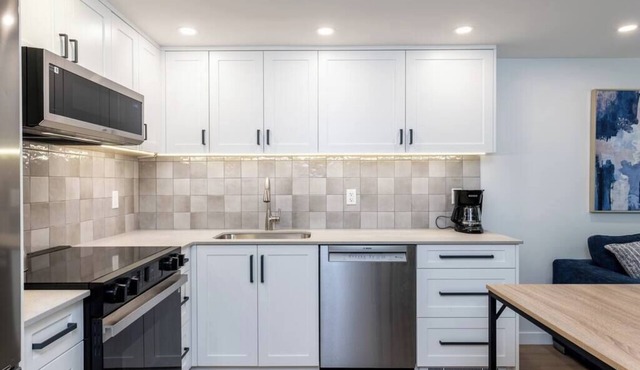 Luxury Horseshoe Bay Walking Distance to Ferry