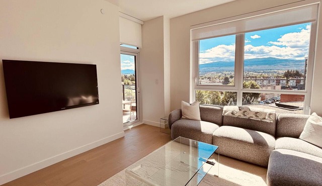 Luxury Lakeside Getaway. CABAN condo at Gyro Beach Park. 2 Bed (King Bed)/2 Bath
