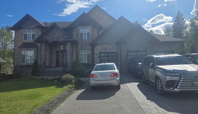 Luxury Lodge Getaway. W/private entrance in the luxurious part of Prince George