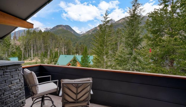 Luxury Panorama Chalet, Steps Away from Greywold Golf!